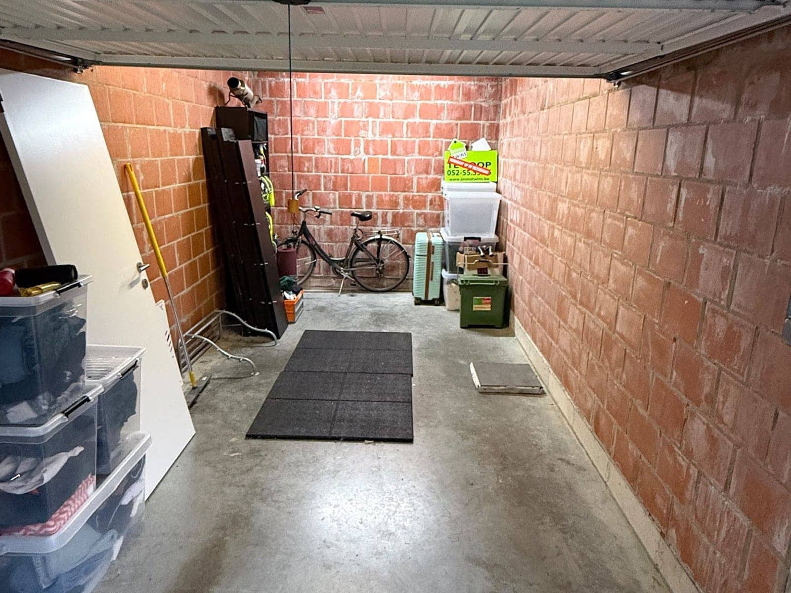Dezelfde garage met de rechterkant al leeggehaald en de vloer weer vrij