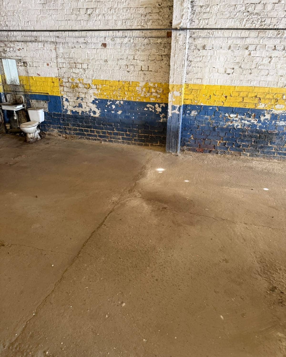Dezelfde plek leeg en geveegd nadat het grof vuil is weggehaald