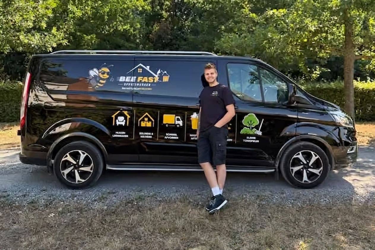 Medewerker van Bee Fast naast de bestelwagen met alle diensten op de zijkant
